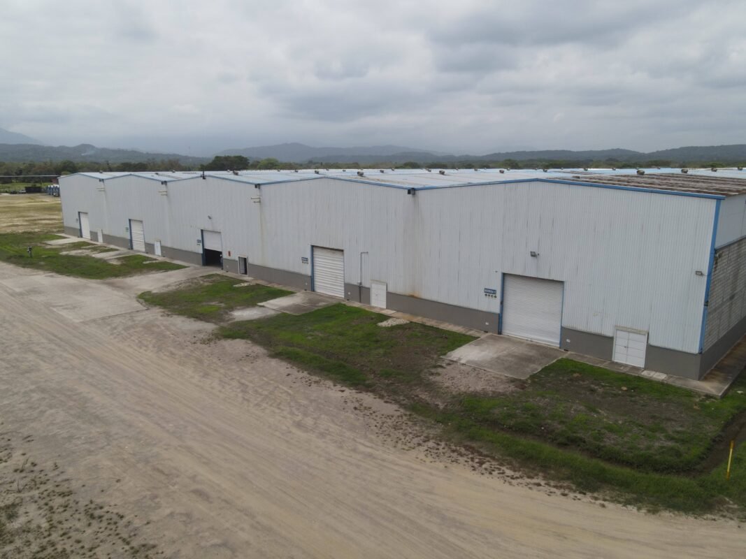 Vista aérea de las bodegas modulares de Zona Franca Brisa con la Sierra Nevada al fondo