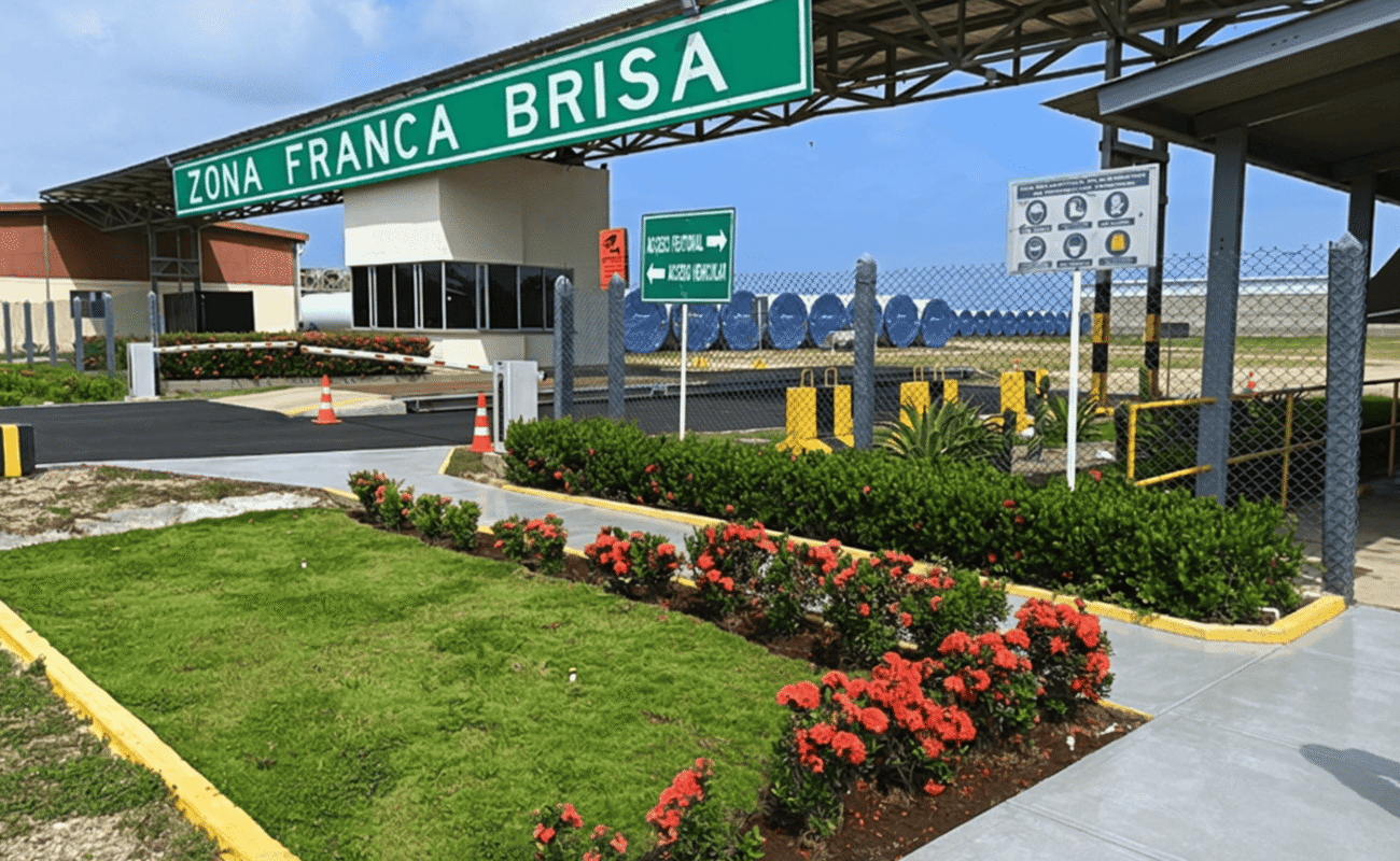 Portería de acceso a Zona Franca Brisa con control de ingreso vehicular