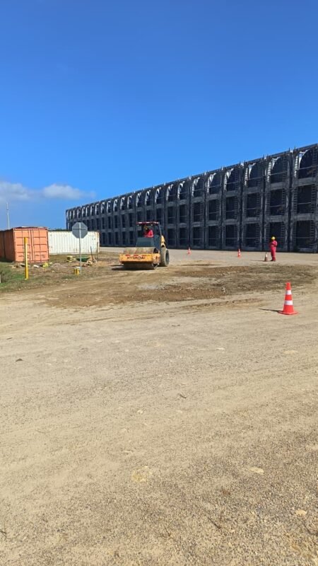 Bodega industrial en construcción sobre terreno urbanizado en Zona Franca Brisa